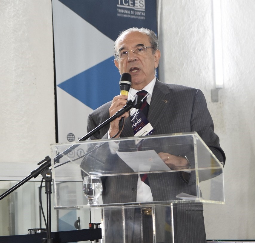 O conselheiro Sebastião Helvecio durante sua apresentação no ENAOP
